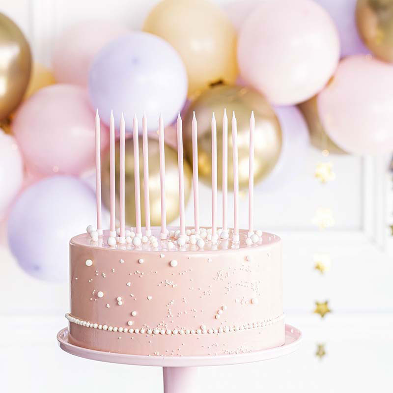 de fête rose gâteau avec bougies pour une les filles anniversaire
