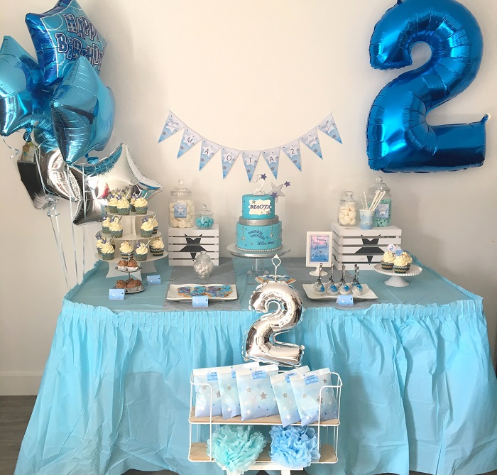 decoration premier anniversaire garcon bleu pastel et argent
