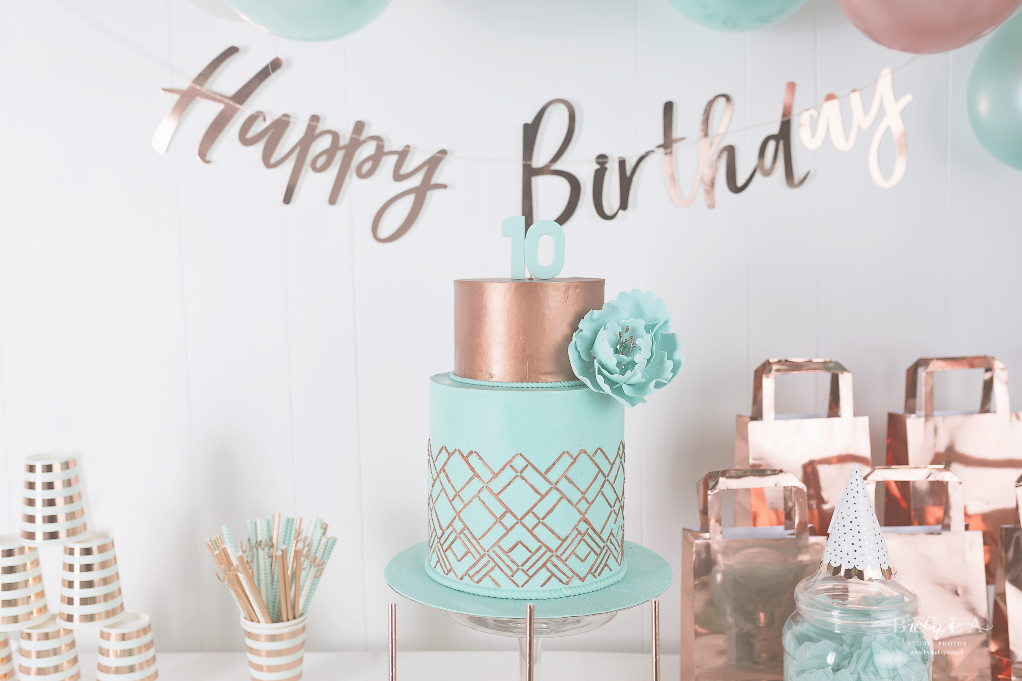 décorations ballons organiques rose gold et mint anniversaire de Lily