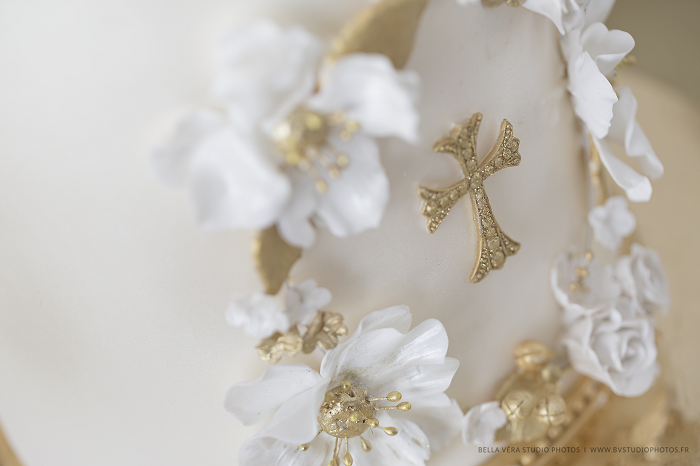 Baptême vintage : le joli jour d'Alya en blanc, crème et doré  Décoration  mariage doré, Décoration anniversaire, Déco mariage blanc