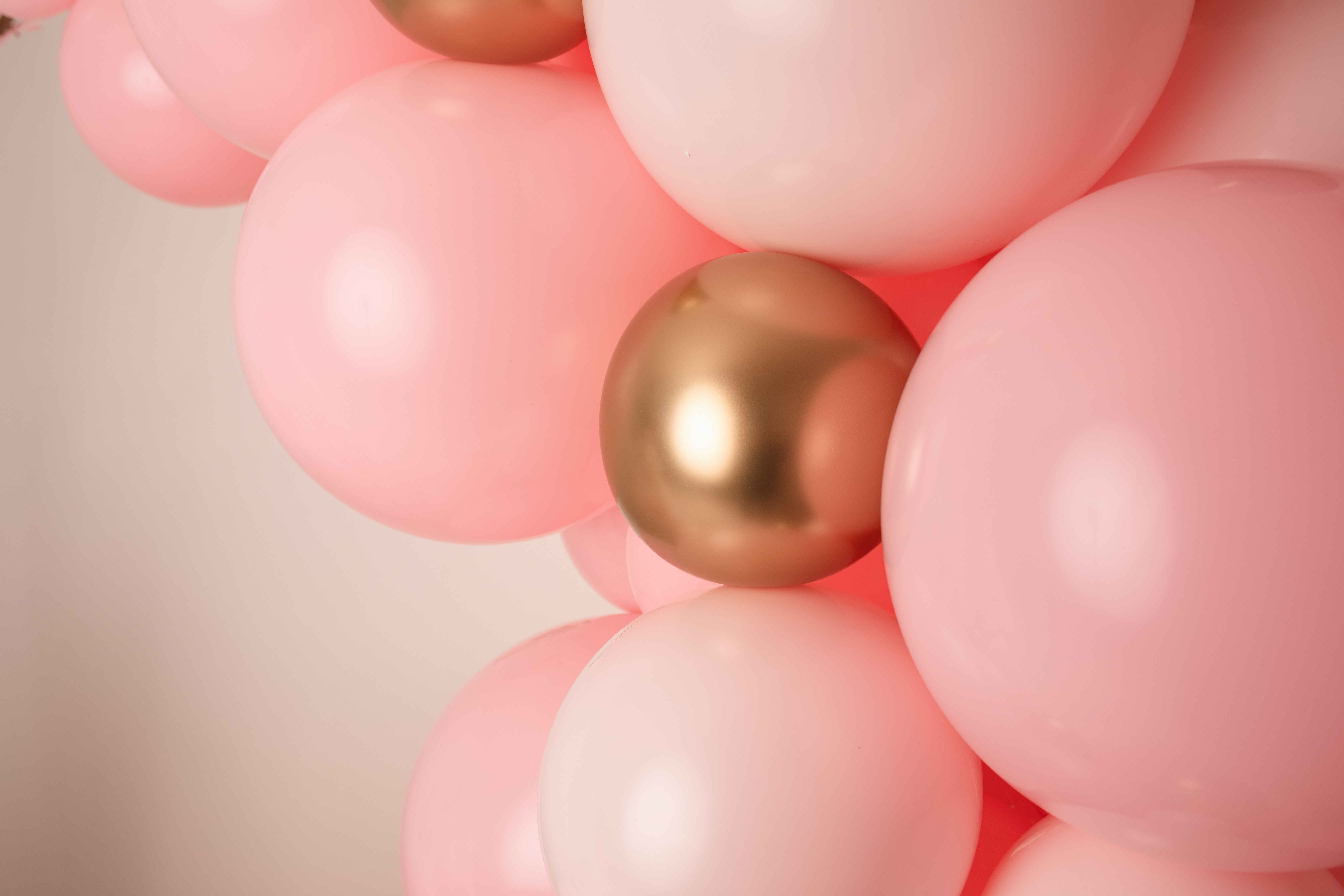 decoration anniversaire liberty rose avec cerceau de ballons organiques