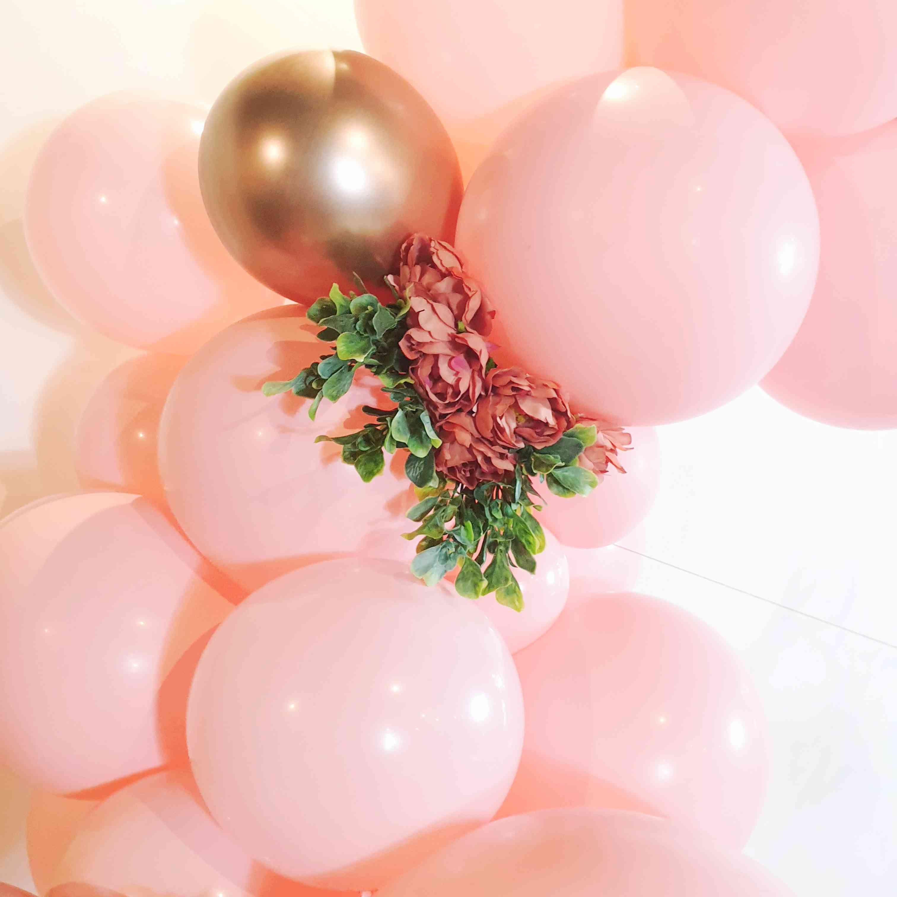 Arche de ballon rose : 70 ballons + rosaces et boules alvéolées