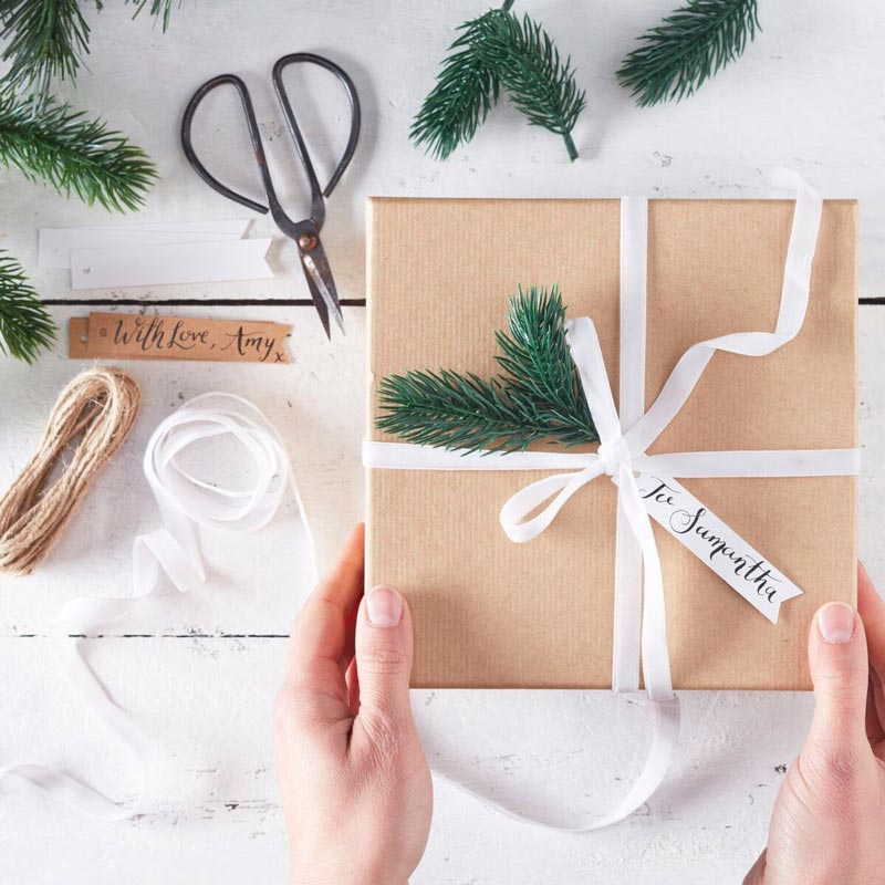 Emballage cadeau de Noël avec un pompon en papier de soie