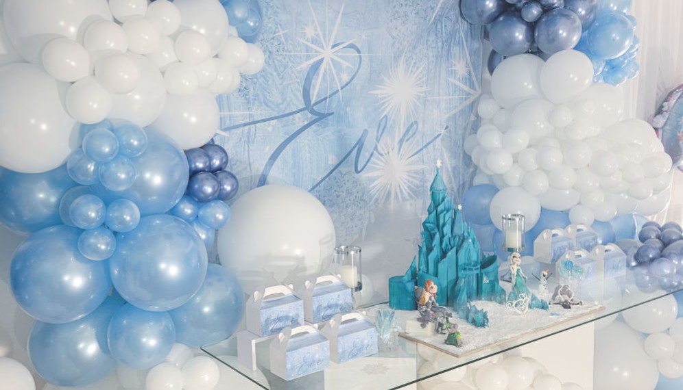 arche kit de ballons organiques bleu nacré reine des neiges  Birthday  decorations, Birthday balloon decorations, Baby birthday decorations